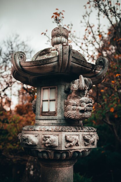 Verticale opname van een betonnen sculptuur in de traditionele Japanse Adelaide Himeji Gardens