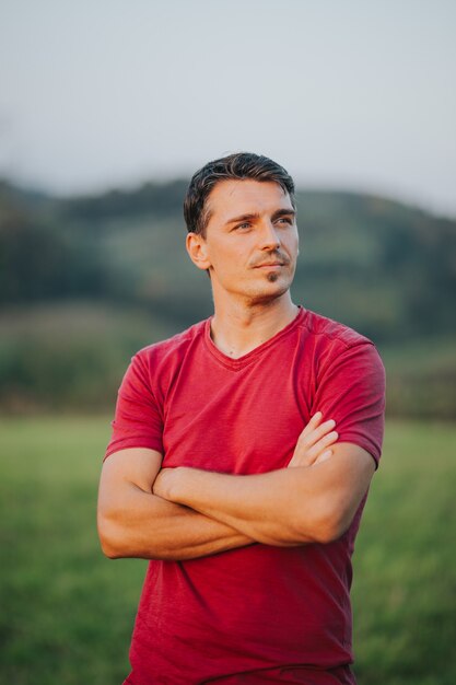 Verticale opname van een blanke man met een rood t-shirt