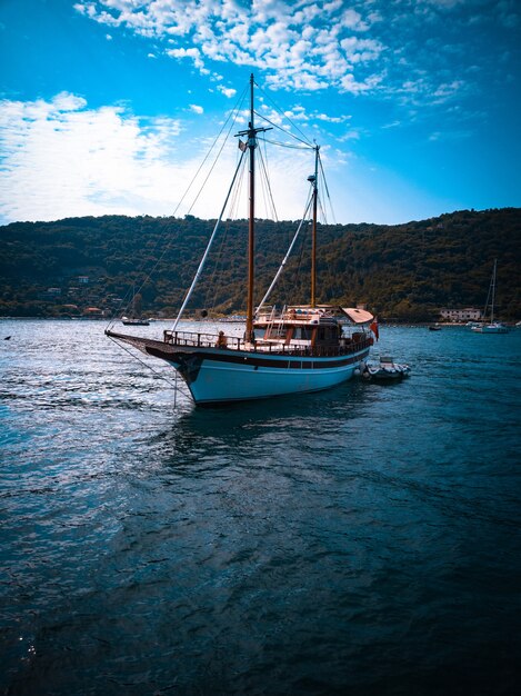 Verticale opname van een boot met een prachtig landschap