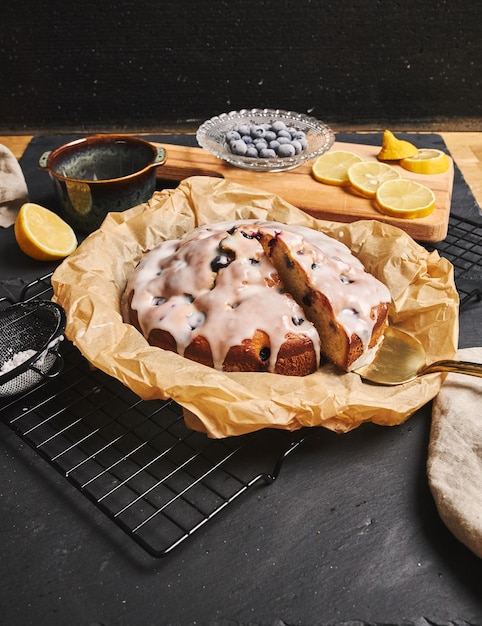 Verticale opname van een Cherry Cake met room en ingrediënten aan de zijkant