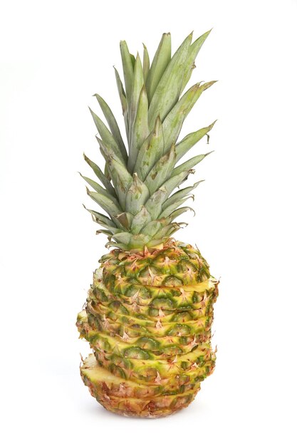 Verticale opname van een gesneden ananas met gestapelde stukjes geïsoleerd op een witte achtergrond