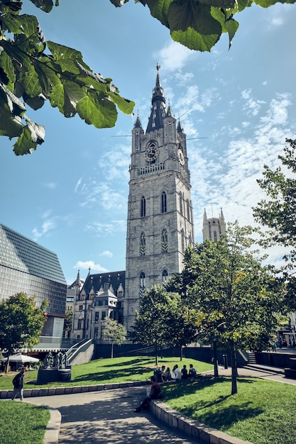 Verticale opname van een kathedraaltoren in Gent, België