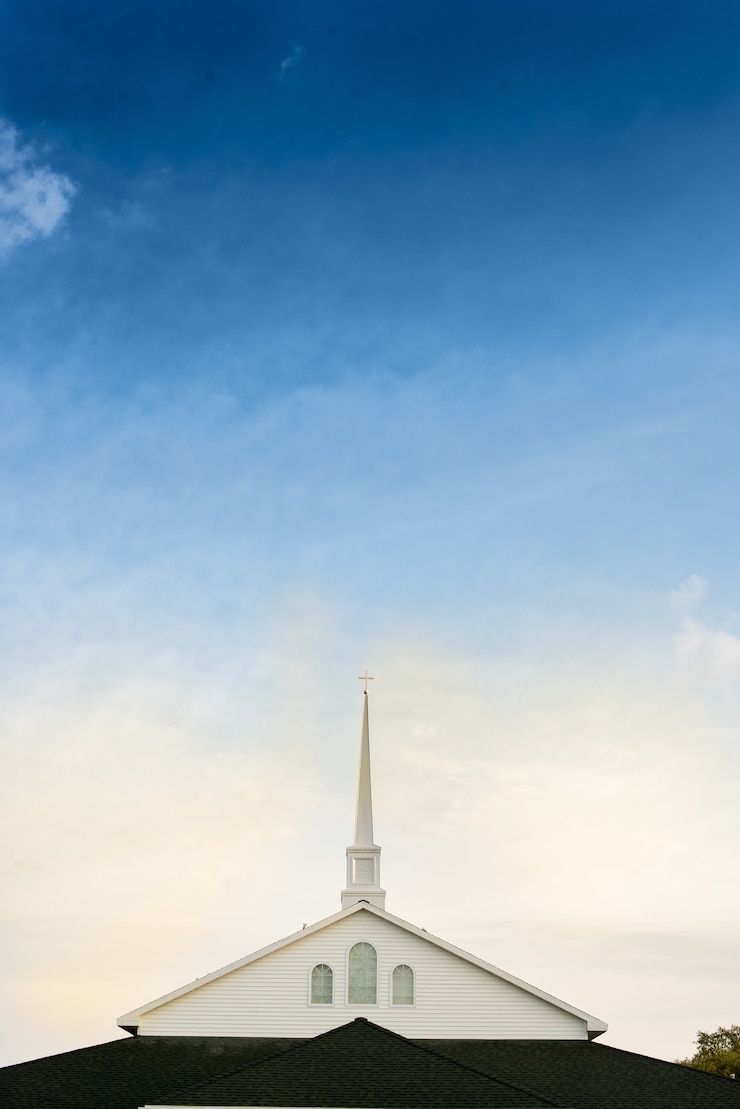 Gratis Foto verticale opname van een kerk met een blauwe bewolkte hemel