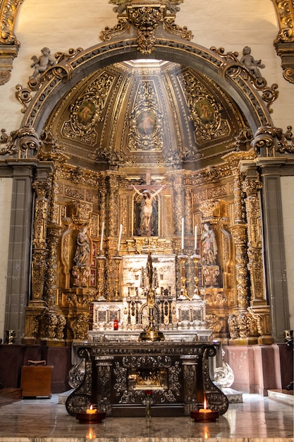 Verticale opname van een kruis en een altaar in de Basiliek van Onze-Lieve-Vrouw van Guadalupe in Mexico