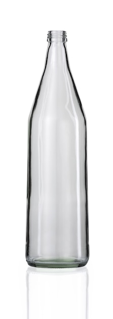 Verticale opname van een lege glazen fles geïsoleerd