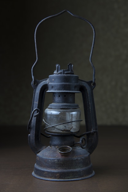 Verticale opname van een oude metalen vintage lamp