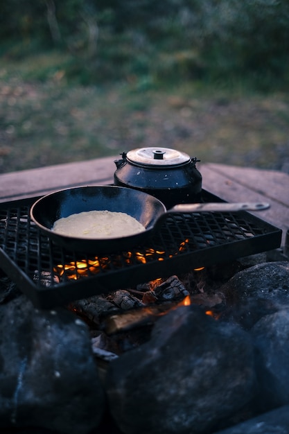 Verticale opname van een pan en een ketel op de grill