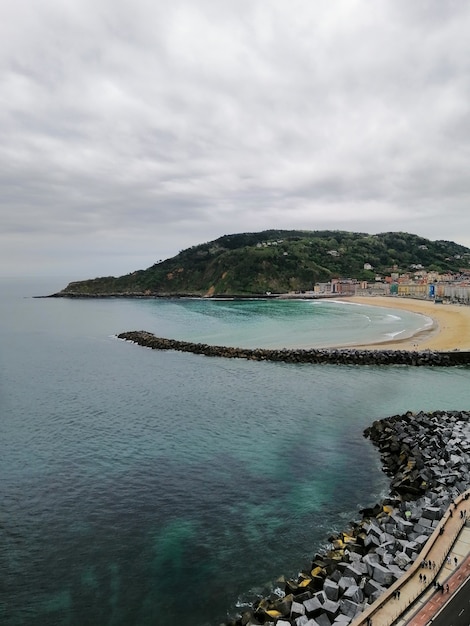 Verticale opname van een perfect landschap van een tropisch strand in de badplaats San Sebastian, Spanje