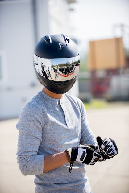 Verticale opname van een persoon die een motorhelm draagt