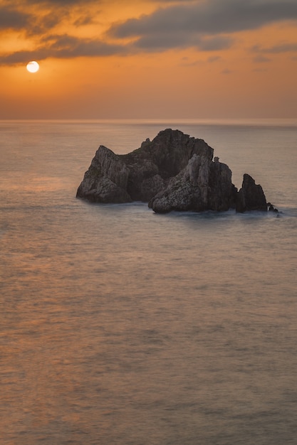 Verticale opname van een prachtige Costa Quebrada tijdens de zonsondergang in Spanje