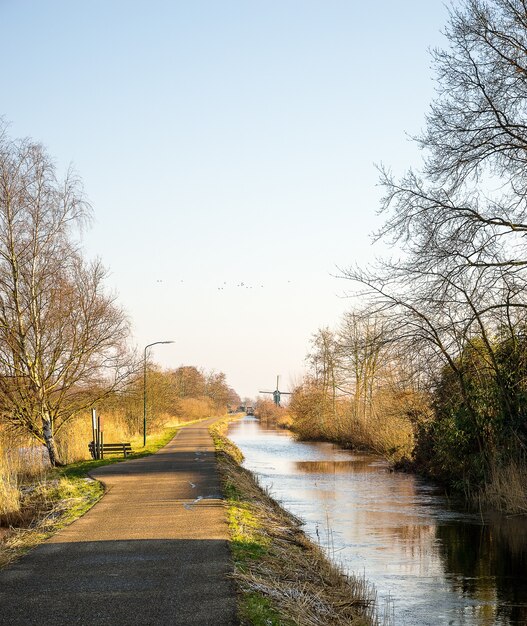 Verticale opname van een traject bij een meer onder een bewolkte hemel