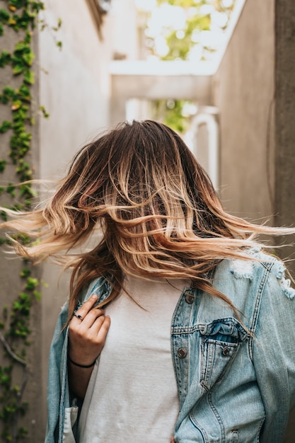 Verticale opname van een vrouw die haar haar draait