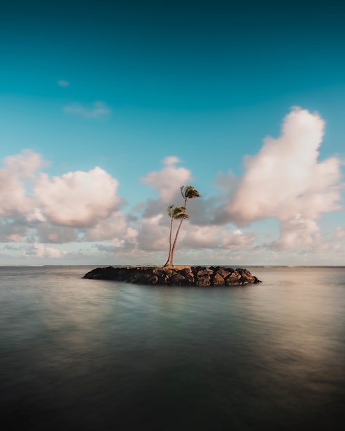 Verticale opname van een zee op een bewolkte dag