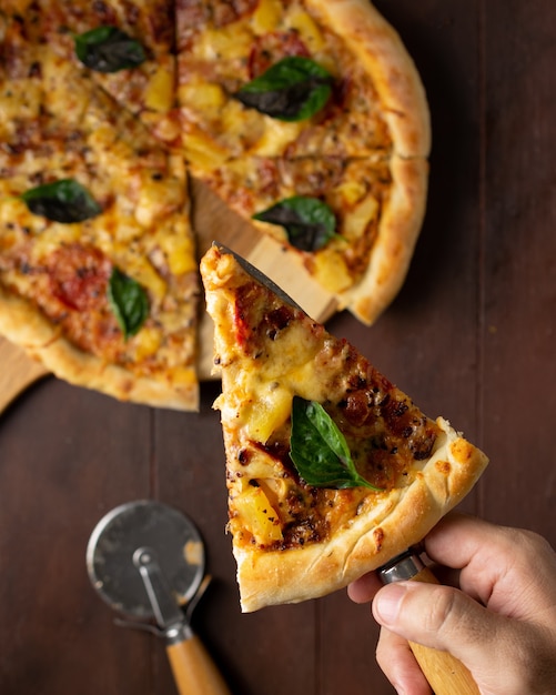 Verticale opname van een zelfgemaakte pizza op een houten ondergrond