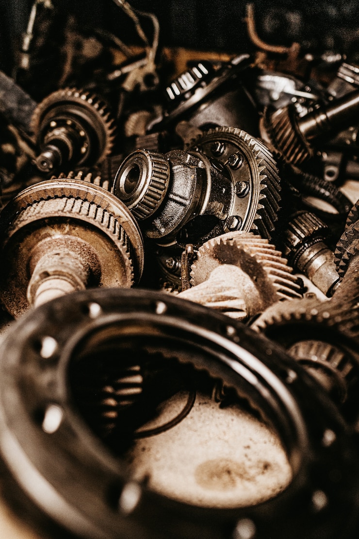 Gratis Foto verticale opname van grijze, metalen tandwielen en auto-onderdelen
