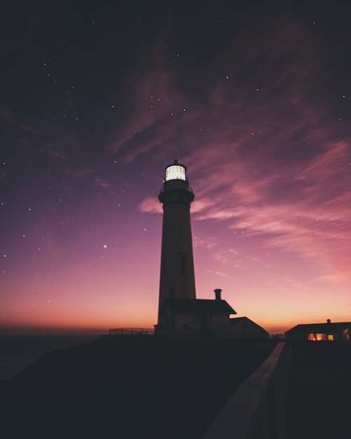 Verticale opname van het Pigeon Point Light Station met een prachtige lucht in de bij zonsondergang