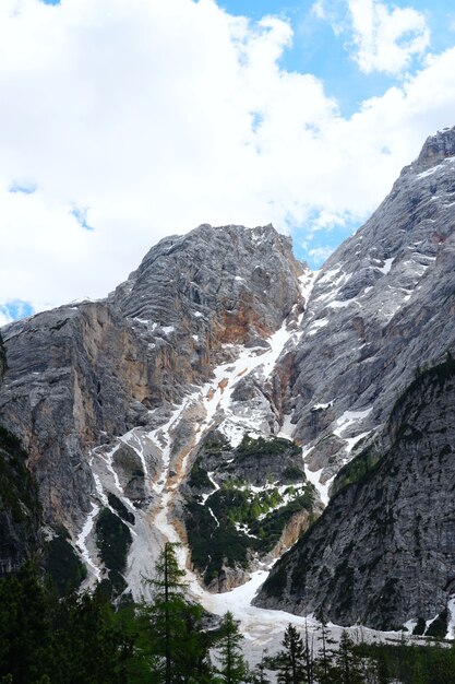 Verticale opname van het prachtige natuurpark Fanes-Sennes-Prags in Zuid-Tirol