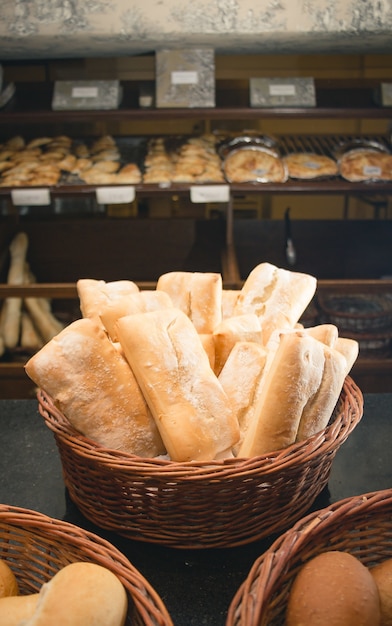 Verticale opname van stukjes brood in een mandje in de winkel