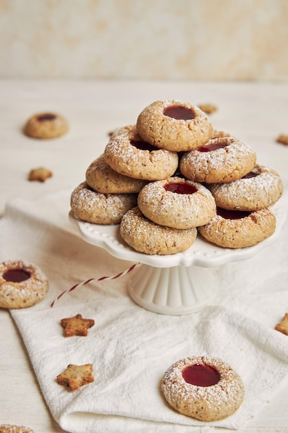 Verticale opname van vers gekookte koekjes met jam voor Kerstmis