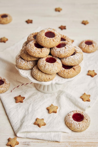 Verticale opname van vers gekookte koekjes met jam voor Kerstmis