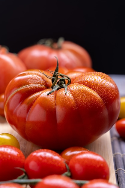 Verticale opname van verschillende soorten tomaten