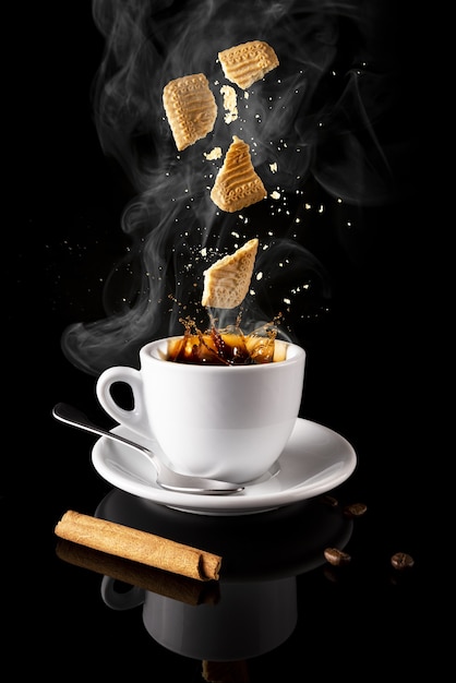 Verticale opname van warme koffie met wafels