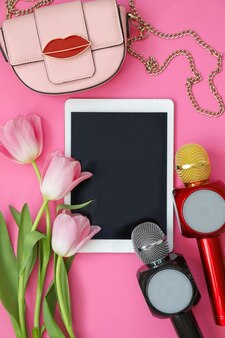 Verticale roze lente karaoke mockup zachte achtergrond met microfoon en bloemen