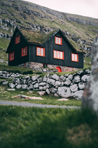Verticale selectieve focus shot van Faeröer houten huis in Kirkjubour