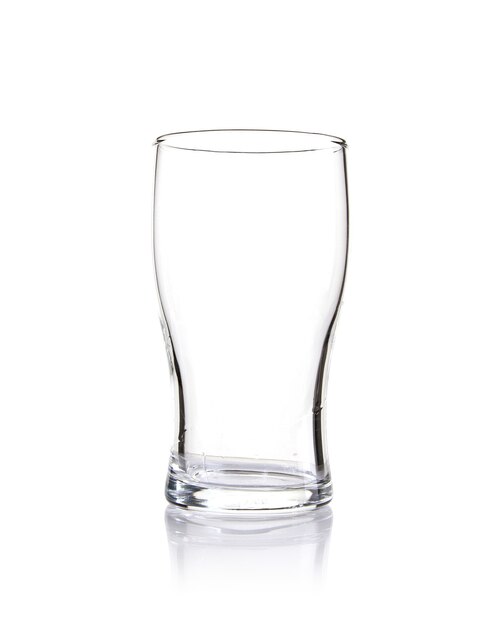 Verticale shot van een leeg glas geïsoleerd op een witte achtergrond