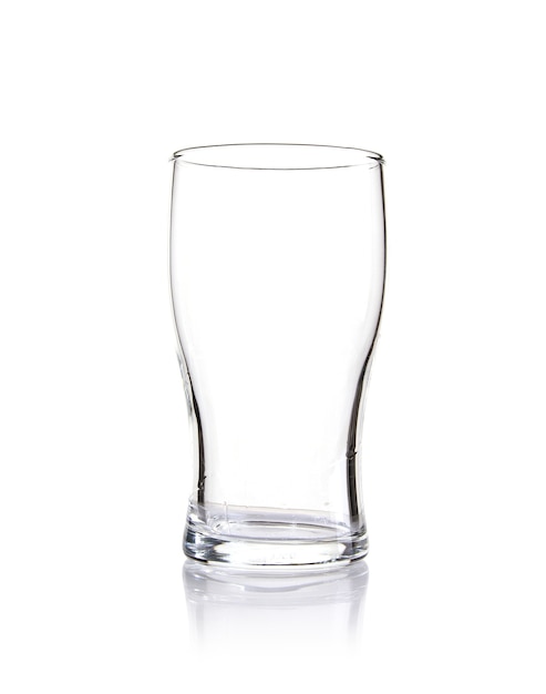 Verticale shot van een leeg glas geïsoleerd op een witte achtergrond