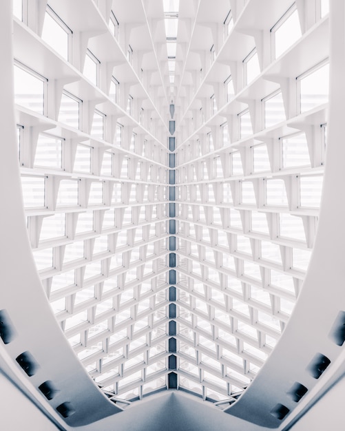 Gratis foto verticale shot van witte abstracte architectonische constructie