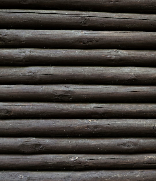 Gratis foto verticale stapel van houten boomstammen