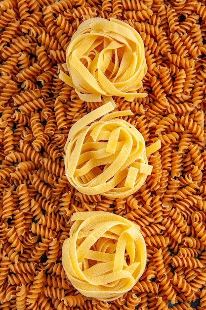 Verticale weergave en foto met hoge resolutie van verschillende rauwe italiaanse pasta's op een rij