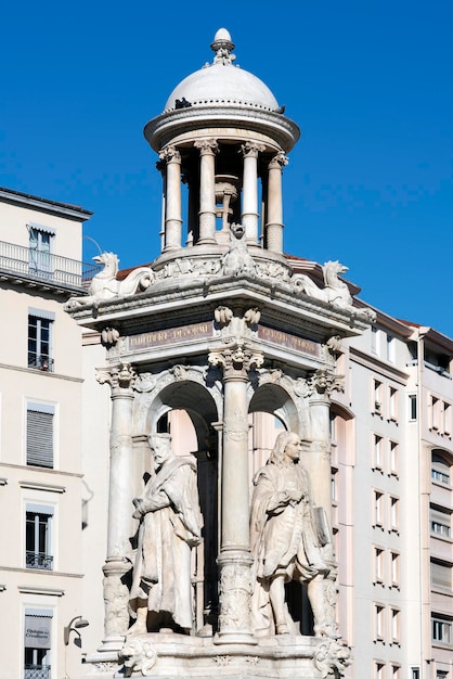 Gratis foto verticale weergave van de beroemde jacobins-fontein in lyon