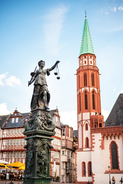 Verticale weergave van de Roemerberg in Frankfurt Duitsland