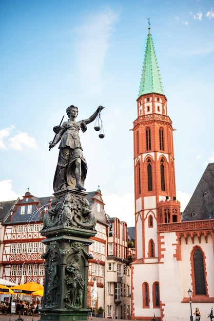 Verticale weergave van de Roemerberg in Frankfurt Duitsland