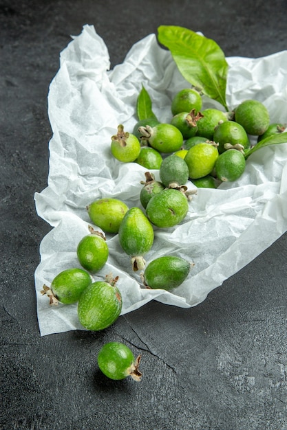 Verticale weergave van natuurlijke verse groene feijoa's die liggen