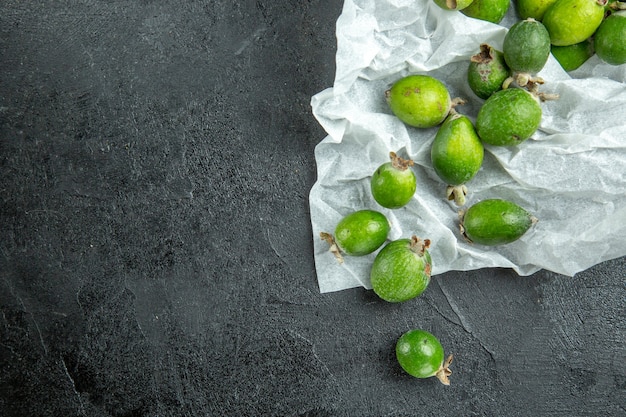 Verticale weergave van natuurlijke verse groene feijoa's die liggen