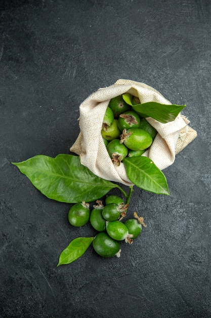 Verticale weergave van natuurlijke verse groene feijoa's in een witte zak