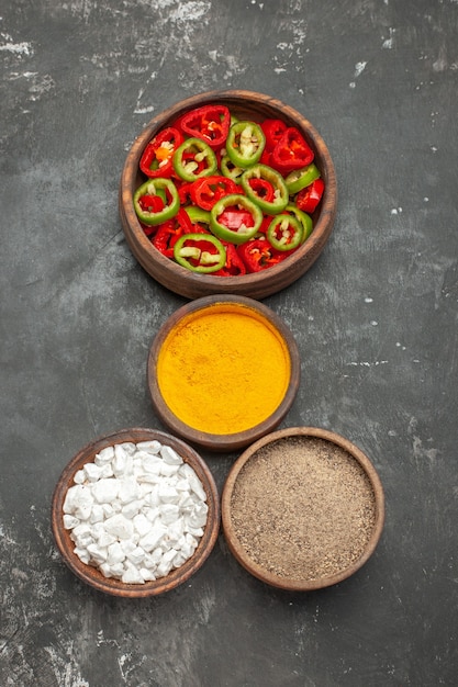 Verticale weergave van pepersalade met verschillende kruiden