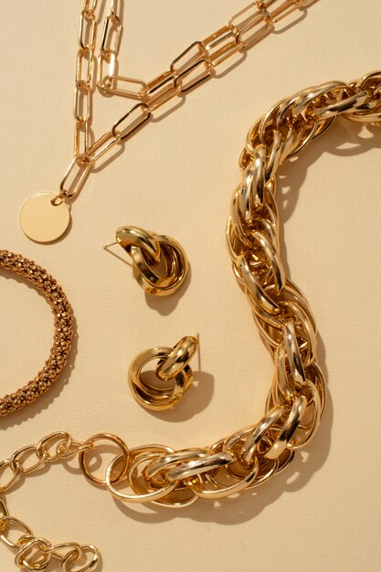 Vertoning van glanzende en luxueuze gouden ketting