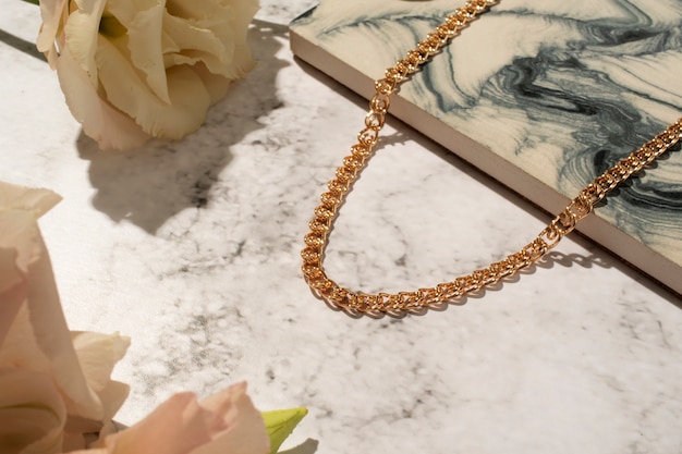 Vertoning van glanzende en luxueuze gouden ketting