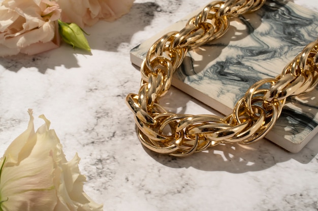 Vertoning van glanzende en luxueuze gouden ketting