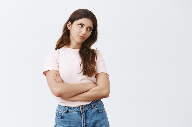 Verveeld en geïrriteerd jonge brunette poseren