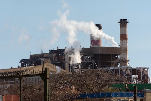 Vervuilingsconcept van fabrieksemissies