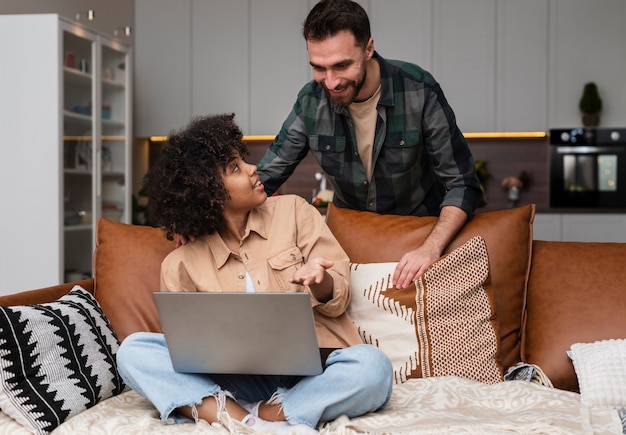 Verwarde vrouw die iets op laptop toont