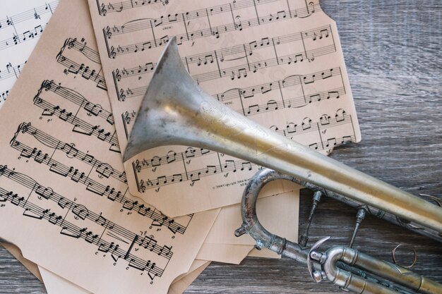Verweerde trompet op bladmuziek