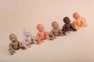 Gratis foto verzameling plastic babypoppen voor kinderen met diverse huidskleuren