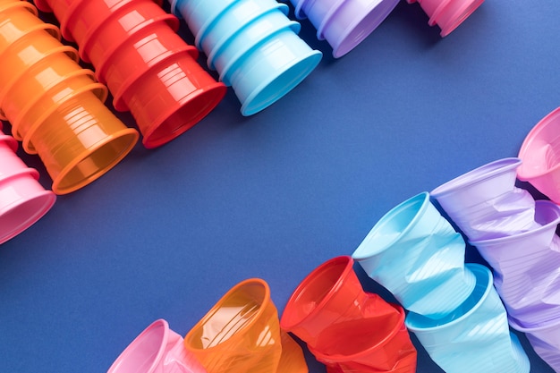 Verzameling van plastic bekers op tafel