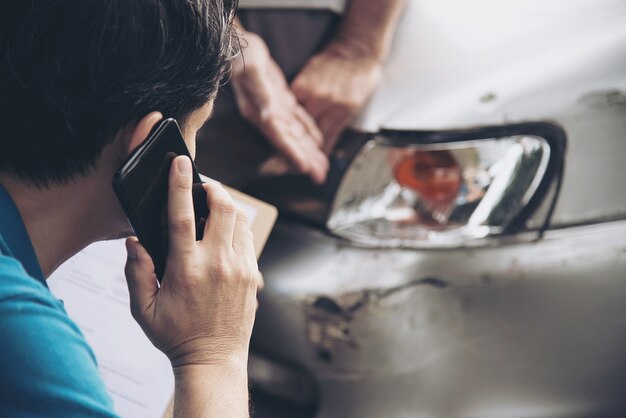 Verzekeringsagent werkt tijdens on-site auto-ongevallenclaimproces, mensen en autoverzekeringsclaim